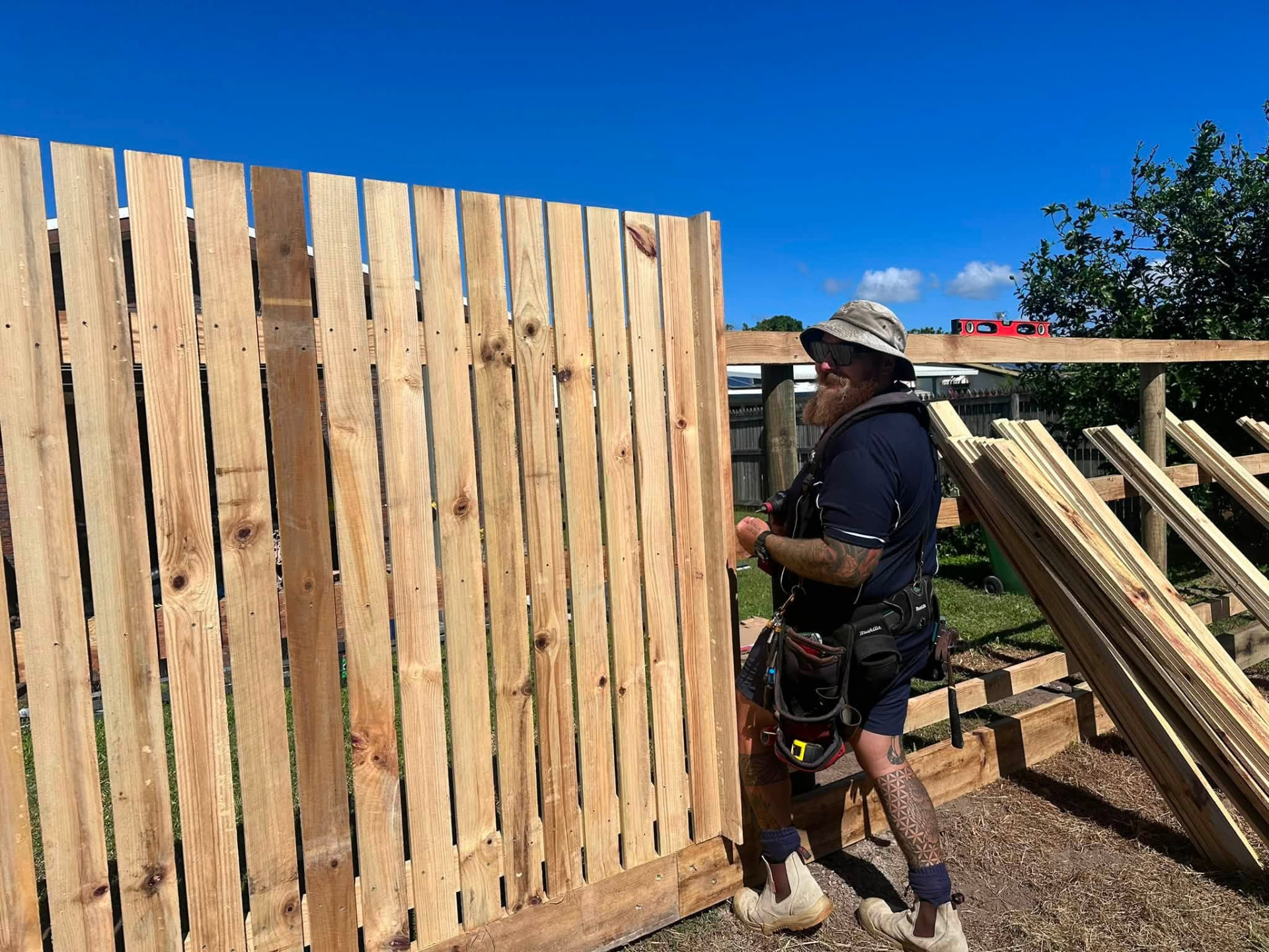 CJM fencer standing palings on a new timber fence build
